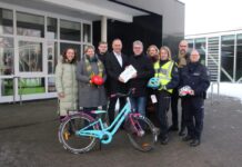 Erste fahrradfreundliche Grundschule: Kreis zeichnet Schule am Schloss in Lemgo-Brake aus