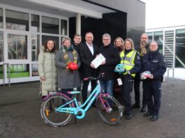 Erste fahrradfreundliche Grundschule: Kreis zeichnet Schule am Schloss in Lemgo-Brake aus