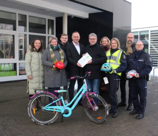 Erste fahrradfreundliche Grundschule: Kreis zeichnet Schule am Schloss in Lemgo-Brake aus