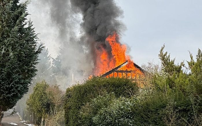 Fachwerkhaus brennt im Detmolder Ortsteil Pivitsheide wie Zunder