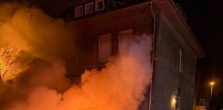 Nachteinsatz in Detmold: Feuerwehr löscht brennendes Auto