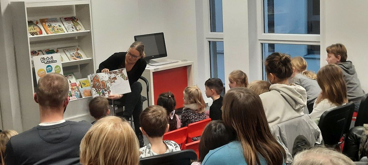 Mit dem „Neinhorn“ bei der Stadtbücherei Lage ins neue Jahr