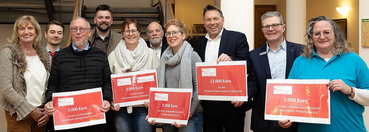 Sparkasse spendet 12.000 Euro für die Detmolder Freibäder