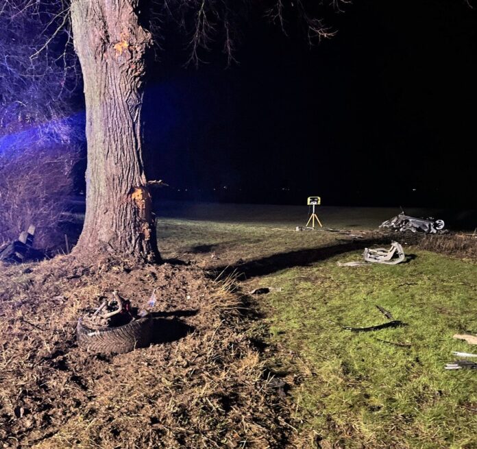 Der völlig zerstörte Wagen landete auf einem angrenzenden Feld.