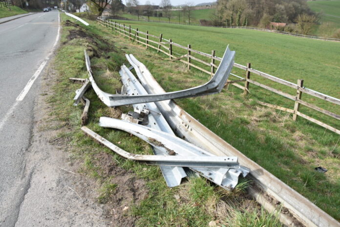 26.03.21 Unfallstelle 'Bus in Böschun gerutscht' - Oerlinghauser Straße kurz hinter der Kreisgrenze zu Bielefeld (4)