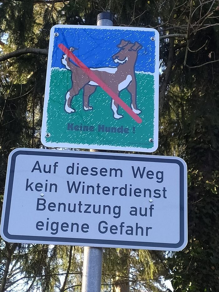 Muss der Hund draußen bleiben oder darf er mit rein? Ratespiel auf Lagenser Friedhöfen