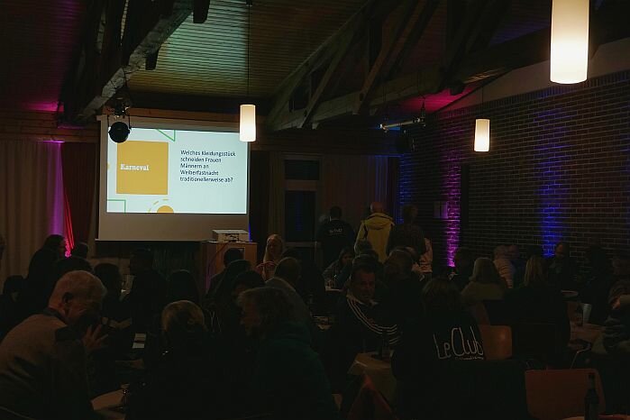 Wissen, Witz und Teamgeist: Quizabend lockt in Waddenhausen über 100 Teilnehmer an