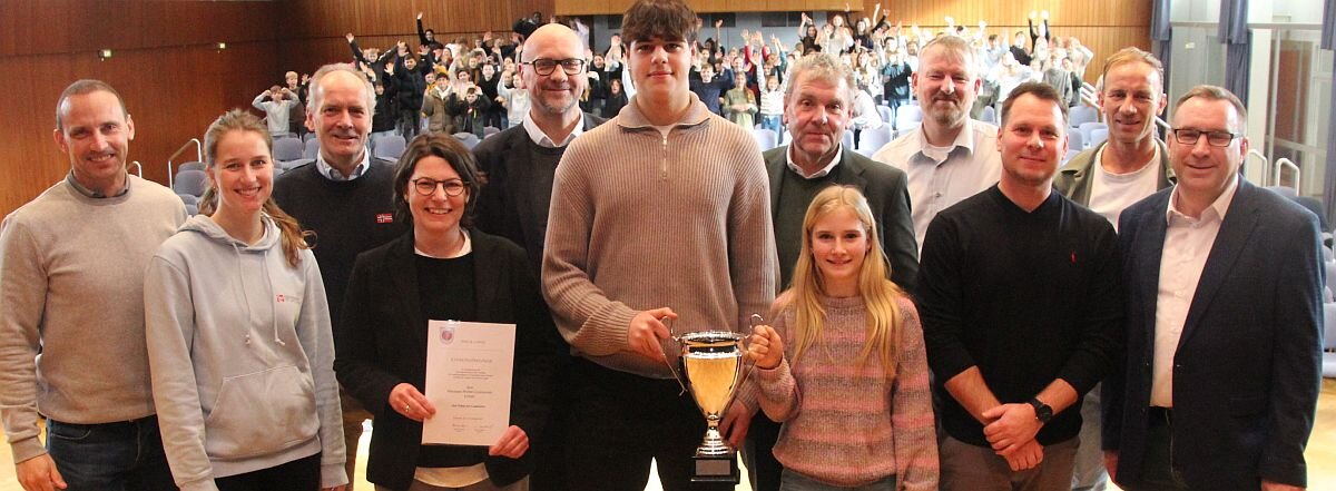 Pokal des Landrats an MWG Lemgo und Grundschule am Weinberg in Blomberg