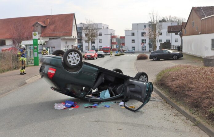 Das Auto landete auf dem Dach.