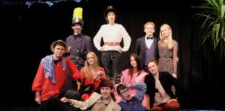 „Pension Schöller“: Zwölfte Klasse der Waldorfschule Lippe-Detmold inszeniert Lustspiel-Klassiker