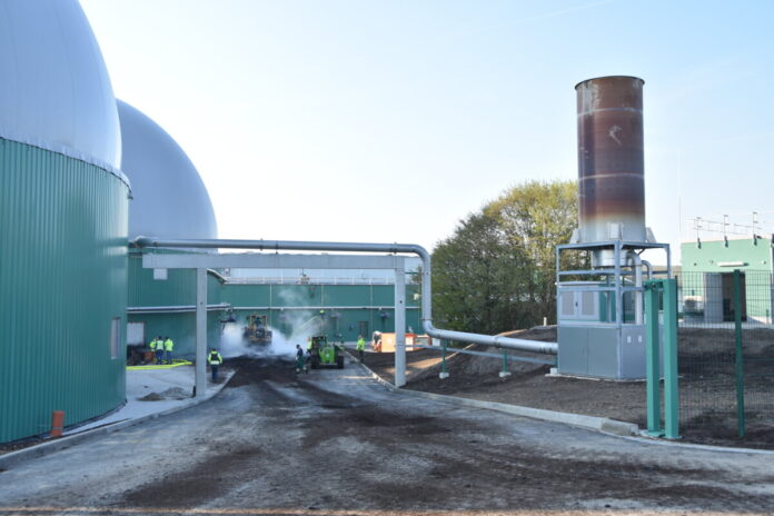 26.04.15 Feuerwehr-Einsatz an einer Biogasanlage in Nieheim (19)