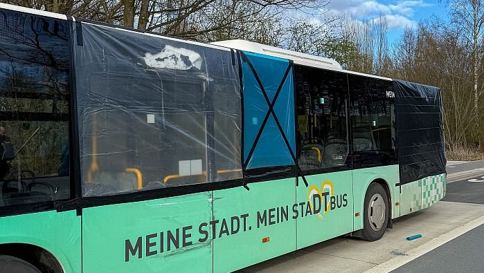 Zwei Busse stoßen seitlich zusammen – Seitenscheiben splittern