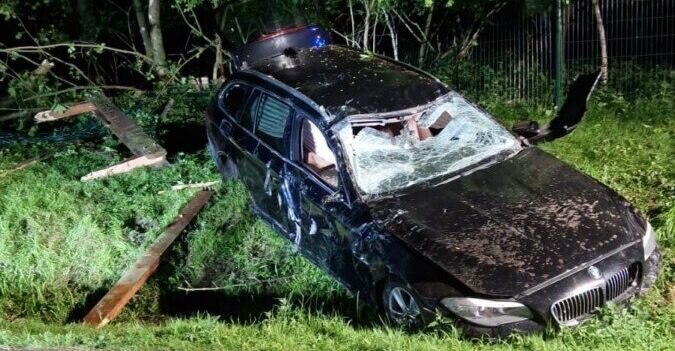 Autofahrer fährt in Oerlinghausen vor einen Baum und verletzt sich schwer