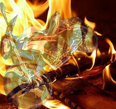 Kleinkraftrad in Lage-Billinghausen von Terrasse gestohlen und angezündet