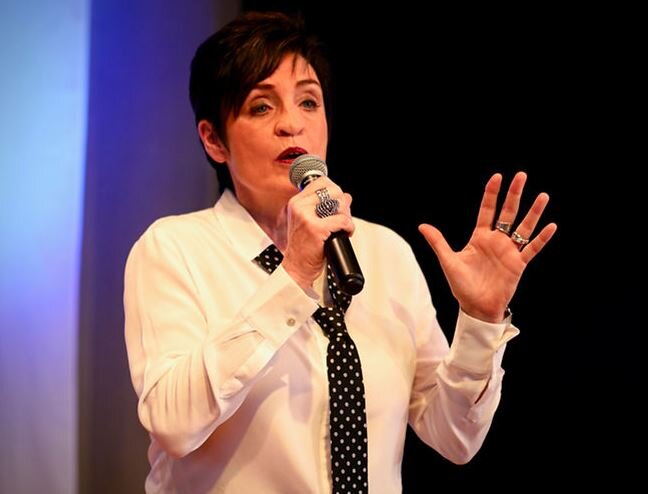 Monika Rey liefert im Lagenser Technikum musikalische Diamanten ab