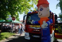 1. Mai in Detmold-Diestelbruch: Löschgruppe zum Frühschoppen am Gerätehaus ein
