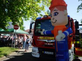 1. Mai in Detmold-Diestelbruch: Löschgruppe zum Frühschoppen am Gerätehaus ein
