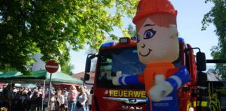 1. Mai in Detmold-Diestelbruch: Löschgruppe zum Frühschoppen am Gerätehaus ein