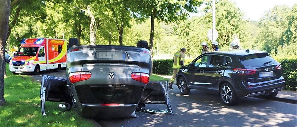 Autofahrerin in Warburg überschlägt sich und landet auf dem Dach
