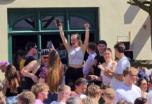 Sonniger 1. Mai: „Lemgo macht ein Fass auf“ lockt Tausende Menschen an