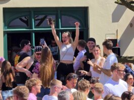 Sonniger 1. Mai: „Lemgo macht ein Fass auf“ lockt Tausende Menschen an