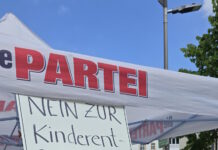 Streit um Hasselter Platz in Detmold: „Die Partei“ protestiert gegen Spielplatz und Brunnen