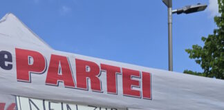 Streit um Hasselter Platz in Detmold: „Die Partei“ protestiert gegen Spielplatz und Brunnen