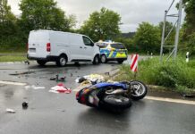 Schwerer Unfall bei Brakel: Mopedfahrer nach Kollision lebensgefährlich verletzt