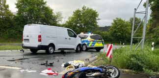Schwerer Unfall bei Brakel: Mopedfahrer nach Kollision lebensgefährlich verletzt