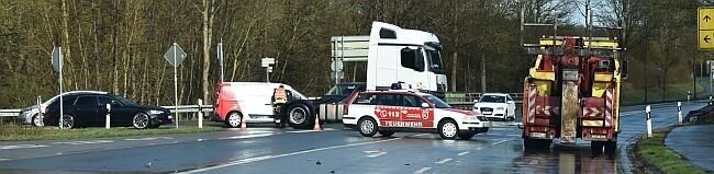 Autofahrer schwer verletzt nach missglücktem Abbiegen: Er gerät unter den Auflieger eines entgegenkommenden Lkw