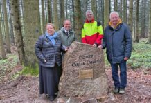 Im Einsatz für den Wald: Cajus Caesar mit Findling im Kalletaler Wald geehrt
