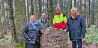Im Einsatz für den Wald: Cajus Caesar mit Findling im Kalletaler Wald geehrt