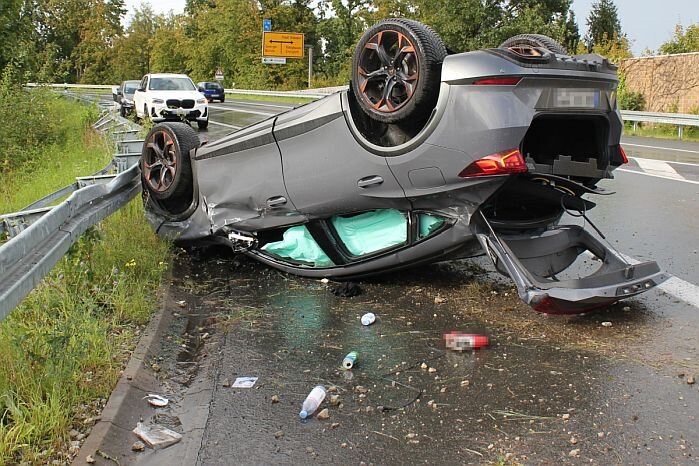Autofahrer überschlägt sich in Detmold mit dem Auto und wird schwer verletzt