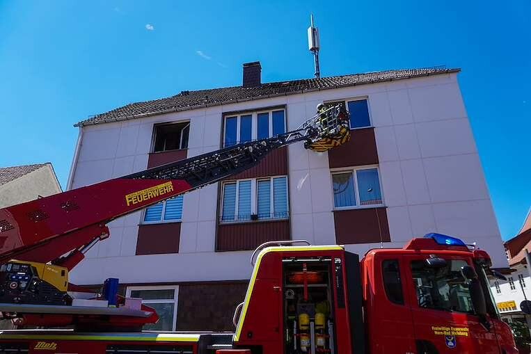 Schaulustige behindern Feuerwehr bei einem Hausbrand in Horn