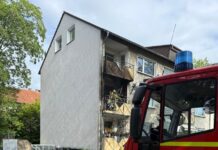 Balkonbrand in Lage: Feuerwehr verhindert Ausbreitung – Wohnung unbewohnbar