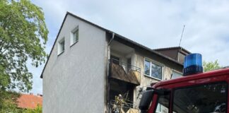 Balkonbrand in Lage: Feuerwehr verhindert Ausbreitung – Wohnung unbewohnbar