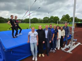 Marktplatzspringen in Detmold: Stabhochsprung-Event mit rund 60 Athleten