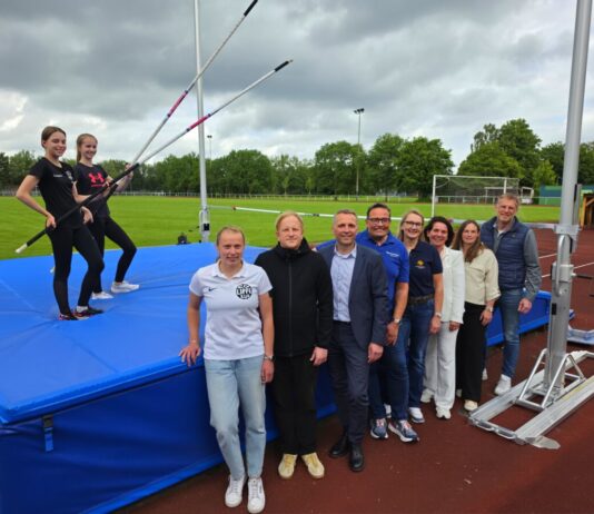 Marktplatzspringen in Detmold: Stabhochsprung-Event mit rund 60 Athleten