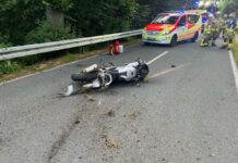 Schwerer Motorradunfall bei Warburg: Fahrer verliert Kontrolle auf L552