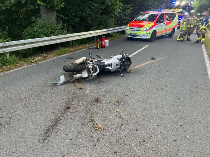 Das Motorrad wurde zurück auf die Straße geschleudert.
