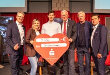 Im Beisein von Oliver Kahn: Sparkasse spendet 5.000 Euro für Schiri-Nachwuchs