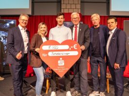 Im Beisein von Oliver Kahn: Sparkasse spendet 5.000 Euro für Schiri-Nachwuchs