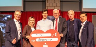 Im Beisein von Oliver Kahn: Sparkasse spendet 5.000 Euro für Schiri-Nachwuchs