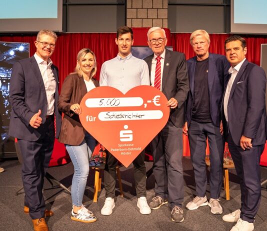 Im Beisein von Oliver Kahn: Sparkasse spendet 5.000 Euro für Schiri-Nachwuchs