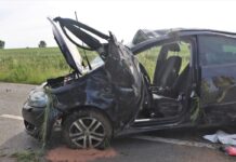 Schwerer Unfall auf L552 bei Warburg: 20-Jähriger in Golf eingeklemmt
