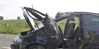 Schwerer Unfall auf L552 bei Warburg: 20-Jähriger in Golf eingeklemmt