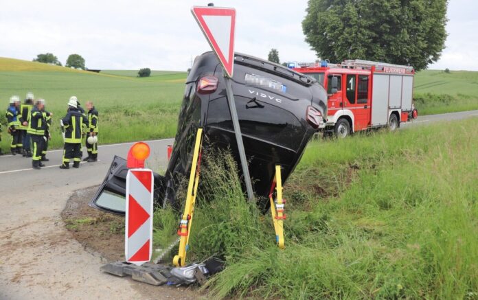Der Wagen landete in einem Straßengraben.