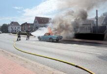 Lemgo: Oldtimer gerät während Fahrt in Brand – Fahrerin im Krankenhaus