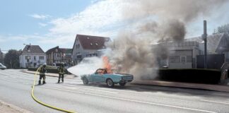 Lemgo: Oldtimer gerät während Fahrt in Brand – Fahrerin im Krankenhaus