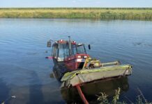 Traktor rutscht bei Petershagen in die Weser: Fahrer kann sich retten